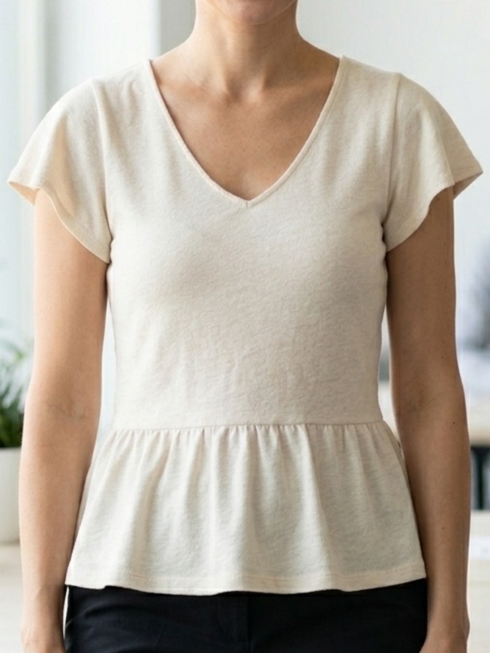 LOFT Outlet Cream V-Neck Peplum Top Flutter Sleeve Knit Blouse Summer EUC Medium